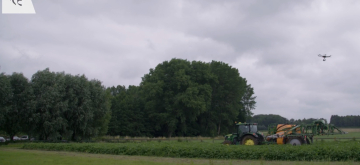 Drone detecteert ziektes boven aardappelveld.
