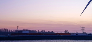 horizon met binnenvaartschip