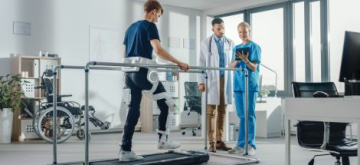 Man op loopband met exoskelet