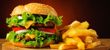 hamburger met frietjes