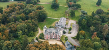 Kasteel in een bos