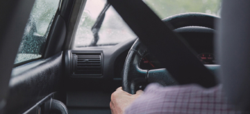 man in de auto
