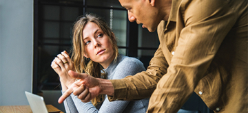 Vrouw en man aan laptop - Photo by rawpixel on Unsplash