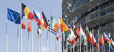 Vlaggen aan het Europees parlement in Brussel