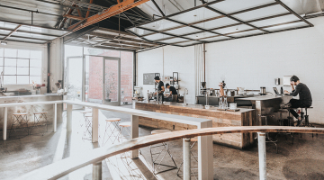 Bijna lege horecazaak - foto door nathan dumlao, unsplash