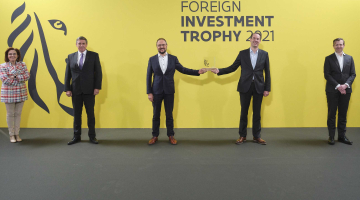 Uitreiking trofee aan Kuehne+Nagel