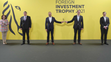 Uitreiking trofee aan Kuehne+Nagel