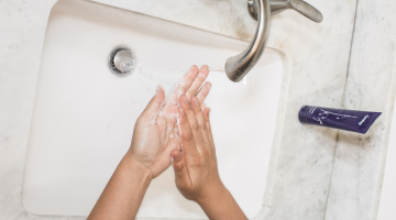 iemand die zijn handen met zeep wast