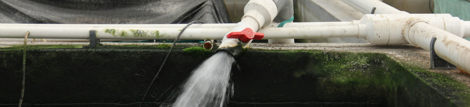 Leidingen met stromend water