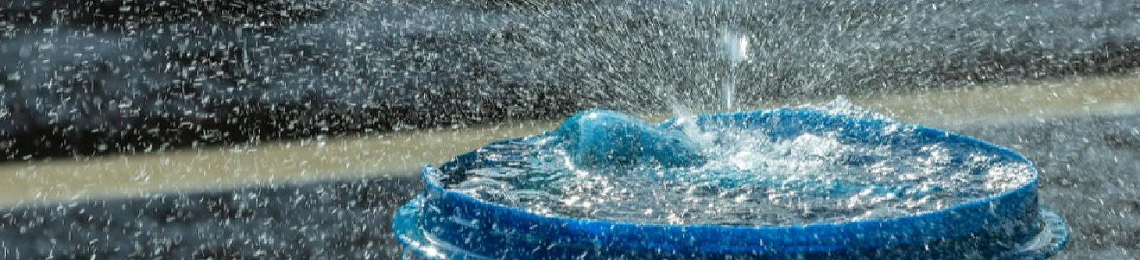 zwembad met een water plons